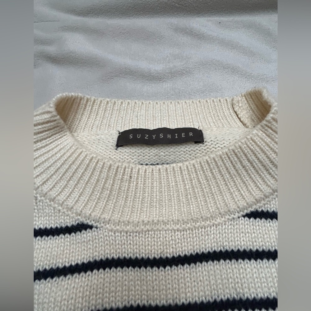Women’s cropped black and cream sweater. - Picture 2 of 10